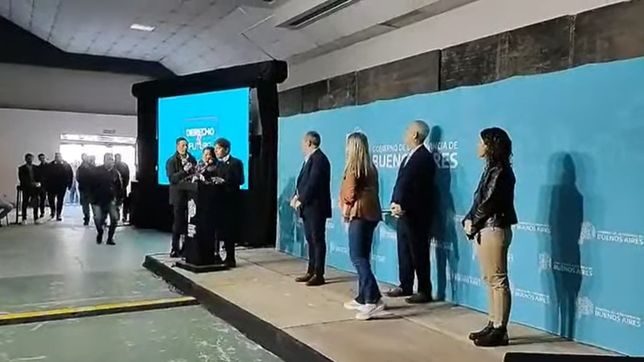tension en un acto de kicillof: una mujer irrumpio a los gritos y fue detenida