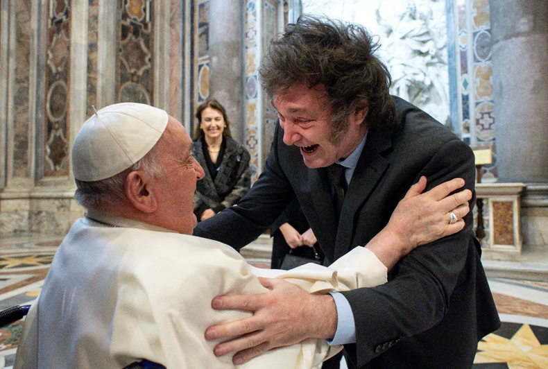 Javier Milei abraza al Papa Francisco en su primer encuentro en el Vaticano