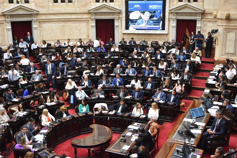 Sesión en la Cámara de Diputados para debatir la ley ómnibus.