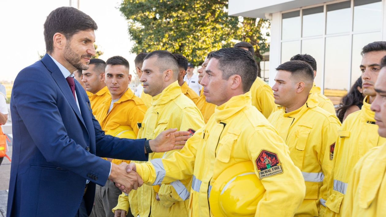Maximiliano Pullaro saluda a brigadistas de Santa Fe que fueron enviados a combatir incendios a Chubut.