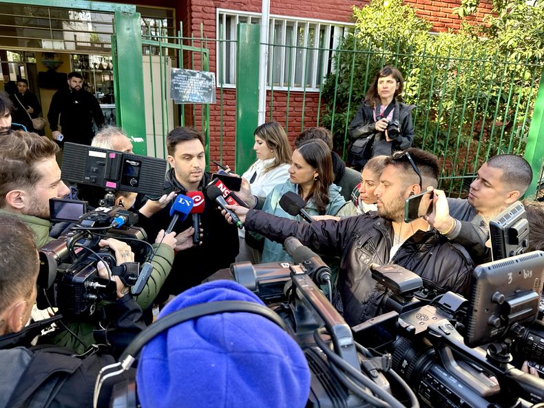 Ramiro Marra habla ante la prensa luego de votar.