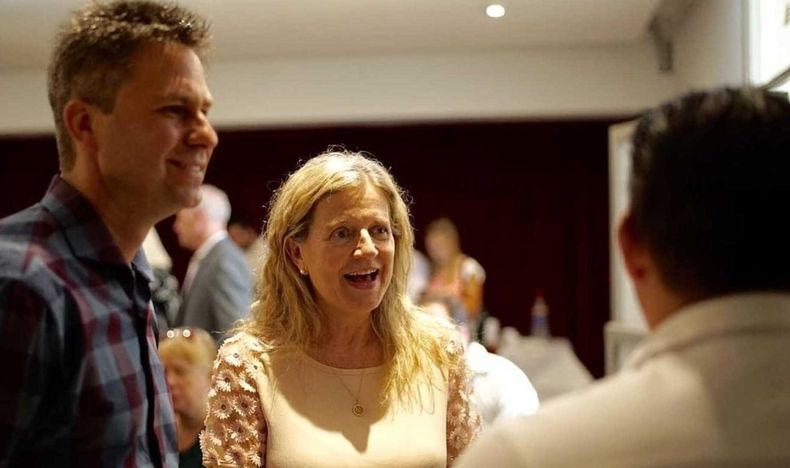 Edgar Bruno, candidato a diputado nacional, junto con su mentora, Adriana Nazario.