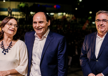 Raúl Jalil, gobernador de Catamarca, junto a Gustavo Saadi y Lucía Corpacci.