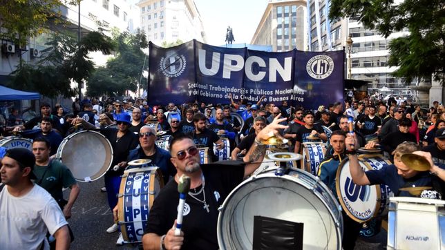 La CGT vuelve a la calle con la bandera del papa Francisco para capitalizar el malestar con Milei