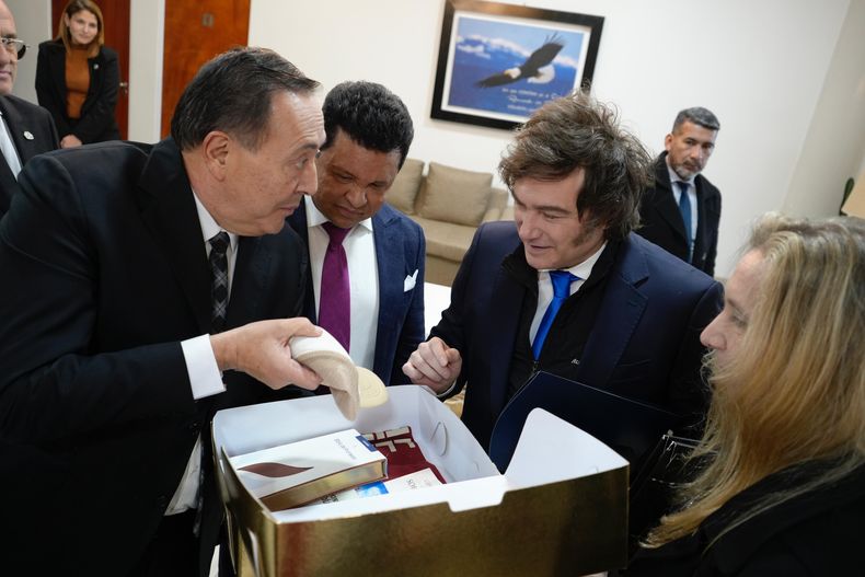 El pastor Jorge Ledesma, el apóstol Guillermo Maldonado, Javier Milei y Karina Milei