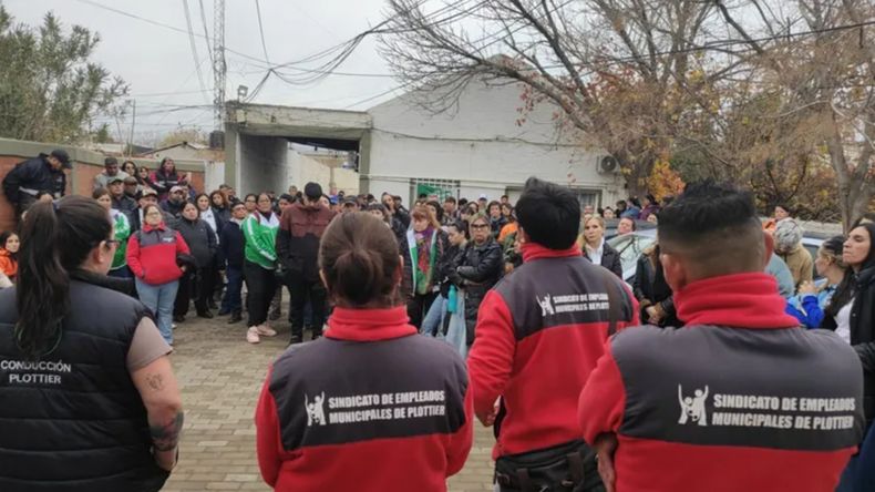 La protesta de ATE, SEMP, UPCN y UOEM en Plottier. 