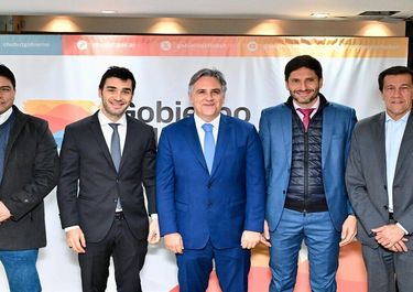 Maximiliano Pullaro, gobernador de Santa Fe, junto a sus pares Claudio Vidal, Ignacio Torres, Martín Llaryora y Carlos Sadir.
