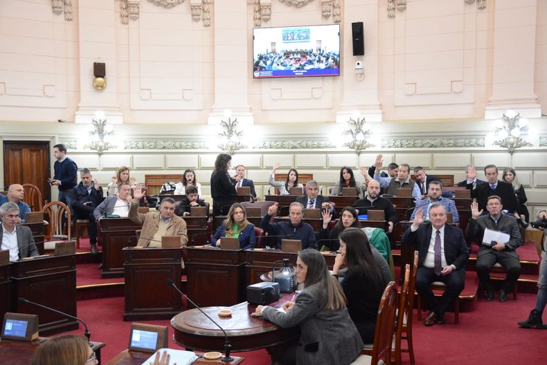 Sesión conjunta de ambas cámaras en la que se suspendió al fiscal Gerosa. Marcón, en el extremo derecho de la foto, con pullover negro y corbata, también levantó la mano.&nbsp;