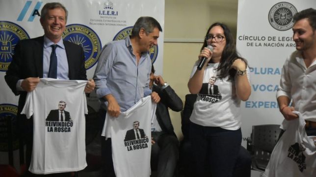 enroscado, monzo estreno remera propia en un asado con sus groupies enroscado, monzo estreno remera propia en un asado con sus groupies