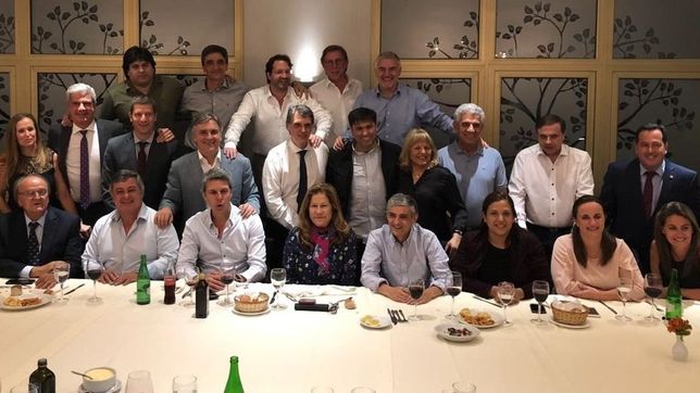 discutiendo la unidad entre ronda de chistes y sorpresas de fin de ano