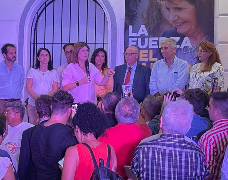 Patricia Bullrich y Oscar Aguad en la inauguración de la casa Patricia, presidenta en el centro de Córdoba.&nbsp;