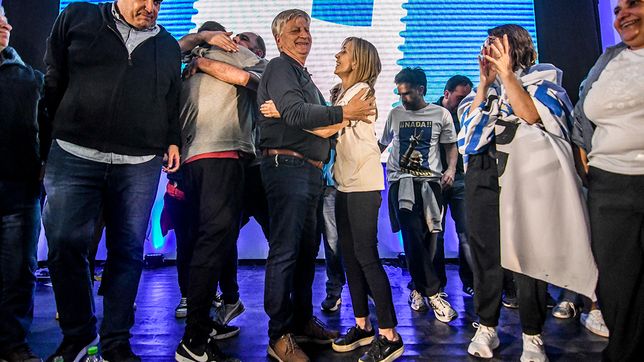 El gobernador de La Pampa Sergio ZIliotto se abrazo a Lichi Marín, reelecta como diputada. Cerca, Paly Bensusán. FOTO: www.radiokermes.com