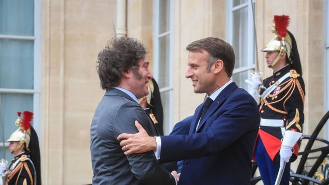 El presidente de Francia, Emmanuel Macron, recibe a Javier Milei en el Palacio del Eliseo.