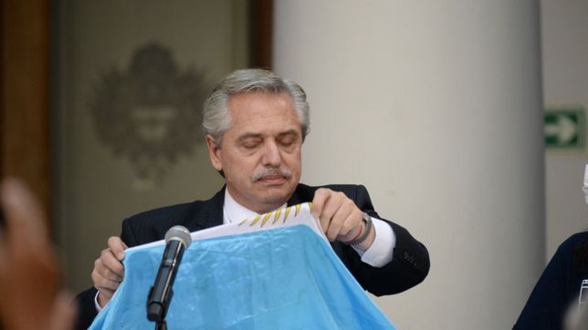 fractura expuesta: la campora le vacio un acto al presidente en la plata