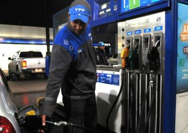 YPF se sumó a Shell y Axion y aumentó el precio de las naftas