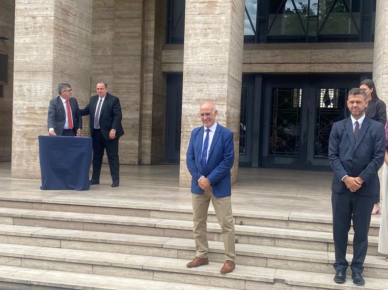 Sebastían Mastropaolo, secretario de Gobierno, y Alejandro Boscarol, secretario General, luego de que Poletti les tomara juramento. 