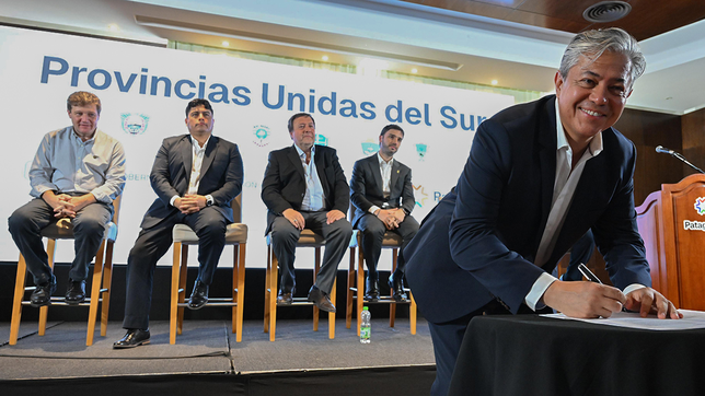 Rolando Figueroa envía fondos a municipios y comisiones de fomento en Neuquén.