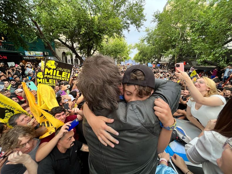 Javier Milei en una de sus caravanas de cierre de campaña.&nbsp;