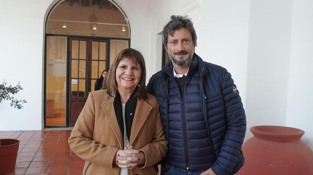 Patricia Bullrich se abraza a Martín El Facha Matzkin, su mano derecha llegada desde La Pampa, en uno de los viajes de rosca política.