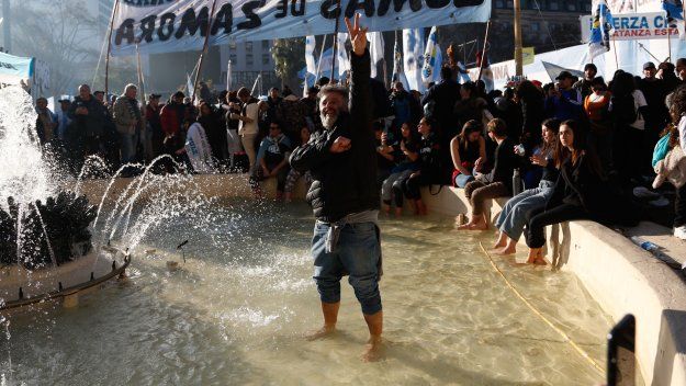 18 de junio de 2025, Plaza de Mayo. Las patas en la fuente por CFK (Foto: Victoria Gesualdi).