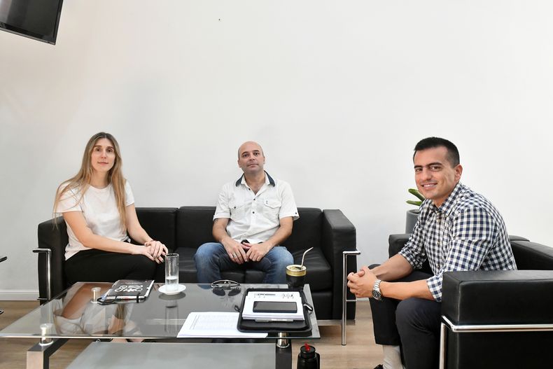 Luisina Minni (presidenta del Bloque de concejales del PJ), Darío Báez (concejal La Libertad Avanza) y el viceintendente de Paraná, David Cáceres.