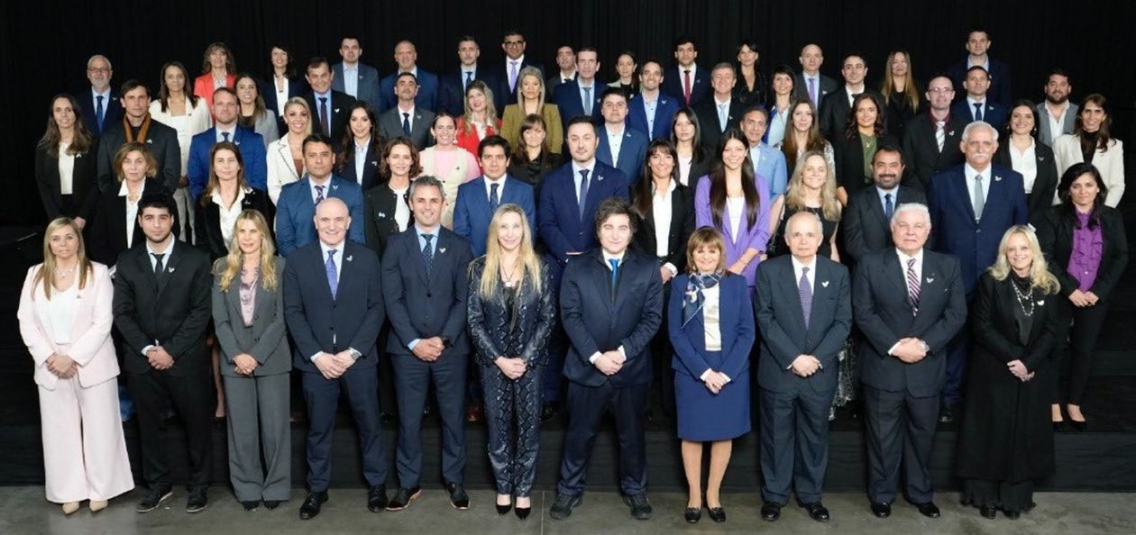 Javier Milei junto a los candidatos de La Libertad Avanza en todo el país.