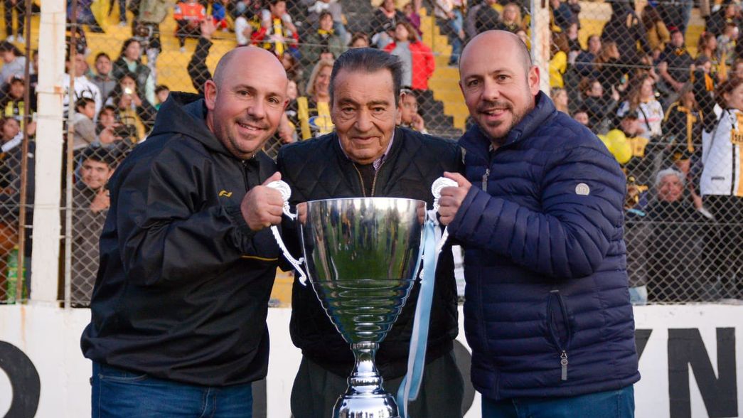 Los mellizos Ricardo y Gustavo Sastre junto a su padre, el día que Deportivo Madryn llegó a la Primera Nacional.