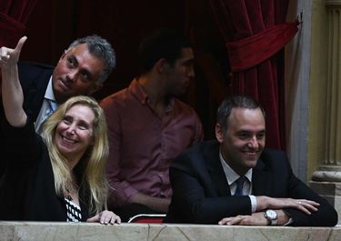 Karina Milei, con Manuel Adorni y Sebastián Pareja. 
