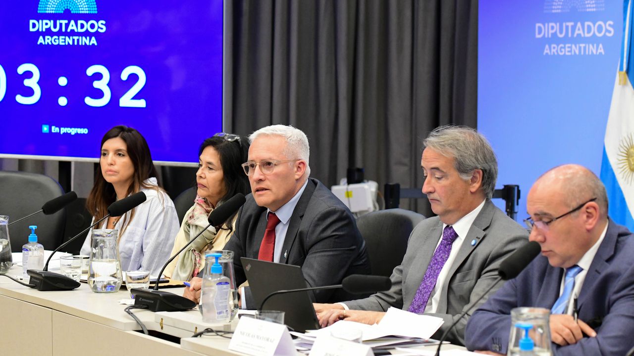 Audiencia de la ley de Glaciares en Diputados. Daniela Vilar (ministra de Ambiente de la provincia), Nicolás Mayoraz (diputado del Gobierno) y Roberto Moreno, ministro de gestión ambiental y minería de la provincia de San Juan.&nbsp;