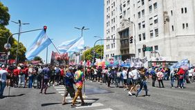 El sol picante de diciembre junta en un piquetazo a oficialistas y la izquierda