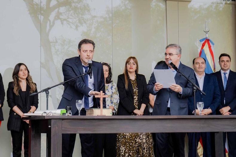 Alberto Natella jura como ministro de Gobierno de Raúl Jalil. Atrás, la senadora Lucía Corpacci y el intendente capitalino, Gustavo Saadi.&nbsp;