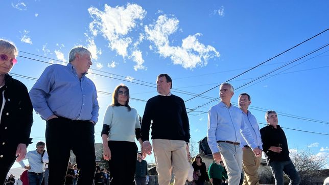Walter Cortés y Alberto Weretilneck, de recorrida por las calles de Bariloche.&nbsp;