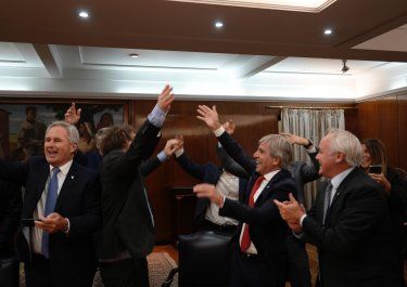 Toto Caputo celebra la liquidación del campo, que contiene al dólar.&nbsp;