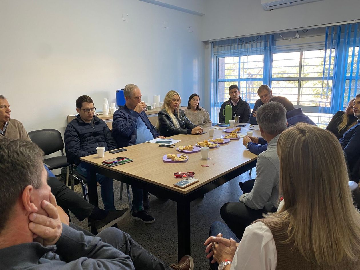 Representantes del peronismo de Santa Fe reunidos en la Mesa de Acción Política del partido.