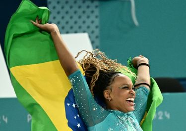 Rebeca Andrade, medallista olímpica por Brasil en París 2024.