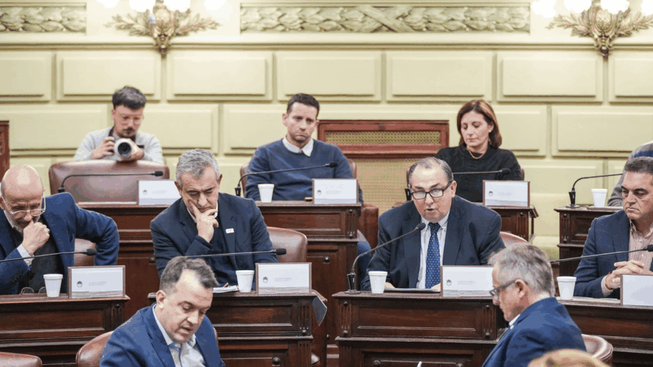El intendente de Rosario, Pablo Javkin, y el de Santa Fe, Juan Pablo Poletti, en la Legislatura. Unidos alineado con la iniciativa.