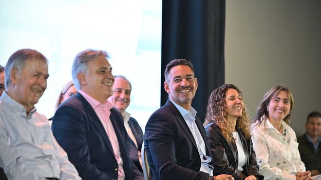 Miguel Siciliano junto al gobernador de Córdoba Martín Llaryora y Juan Schiaretti.
