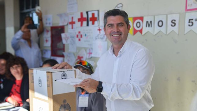 El diputado Marcelo Orrego al momento de votar este domingo en San Juan.