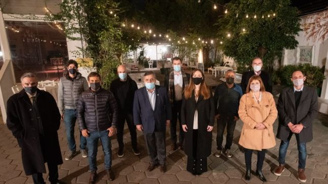 jxc monta una foto de familia para mostrarse como la contracara del fdt