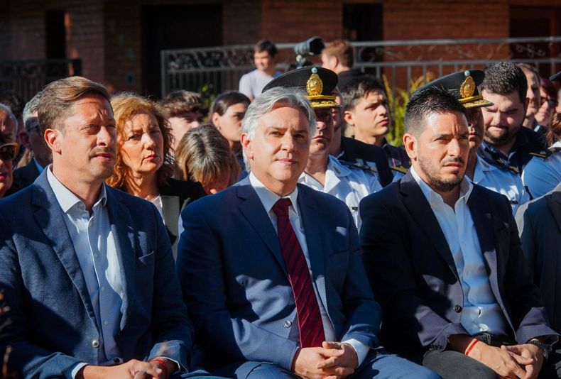 David Consalvi, Martín Llaryora y Marcos Ferrer en el acto de conmemoración a las víctimas por el atentado a la fábrica militar de Río Tercero en los '90