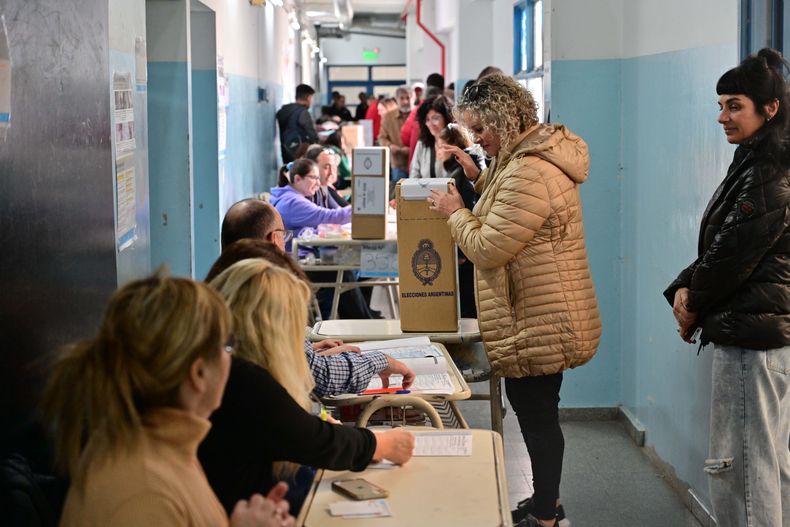 La ciudadanía acude a las escuelas para votar