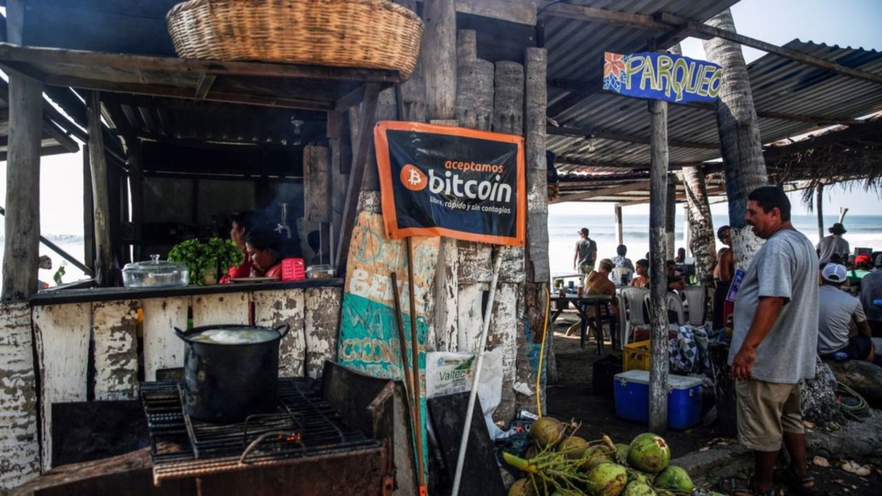 El Salvador adopta el bitcóin como moneda: ¿revolución o fraude gigantesco?
