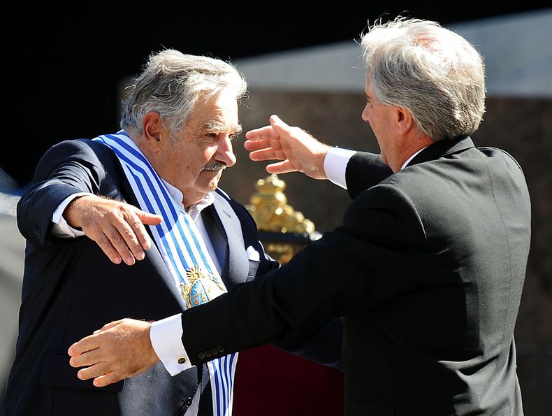 Pepe Mujica al asumir la presidencia de Uruguay junto al mandatario saliente, Tabar&eacute; V&aacute;zquez.