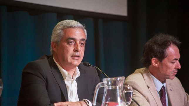 Franco Bartolacci, rector de la Universidad Nacional de Rosario. De fondo, Hernán Botta, decano de la Facultad de Derecho de Rosario.