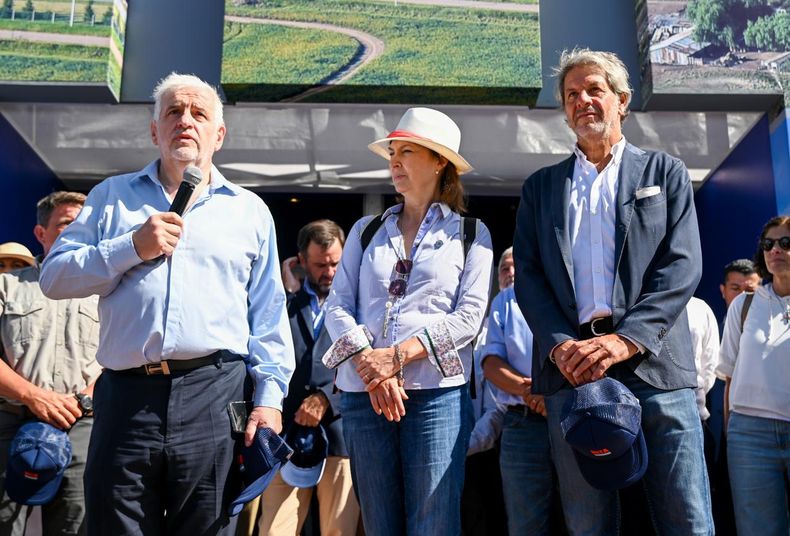 El secretario de Bioeconomía, Fernando Vilella; la canciller Diana Mondino, y el polifuncional y hombre de Toto Caputo, Juan Pazo