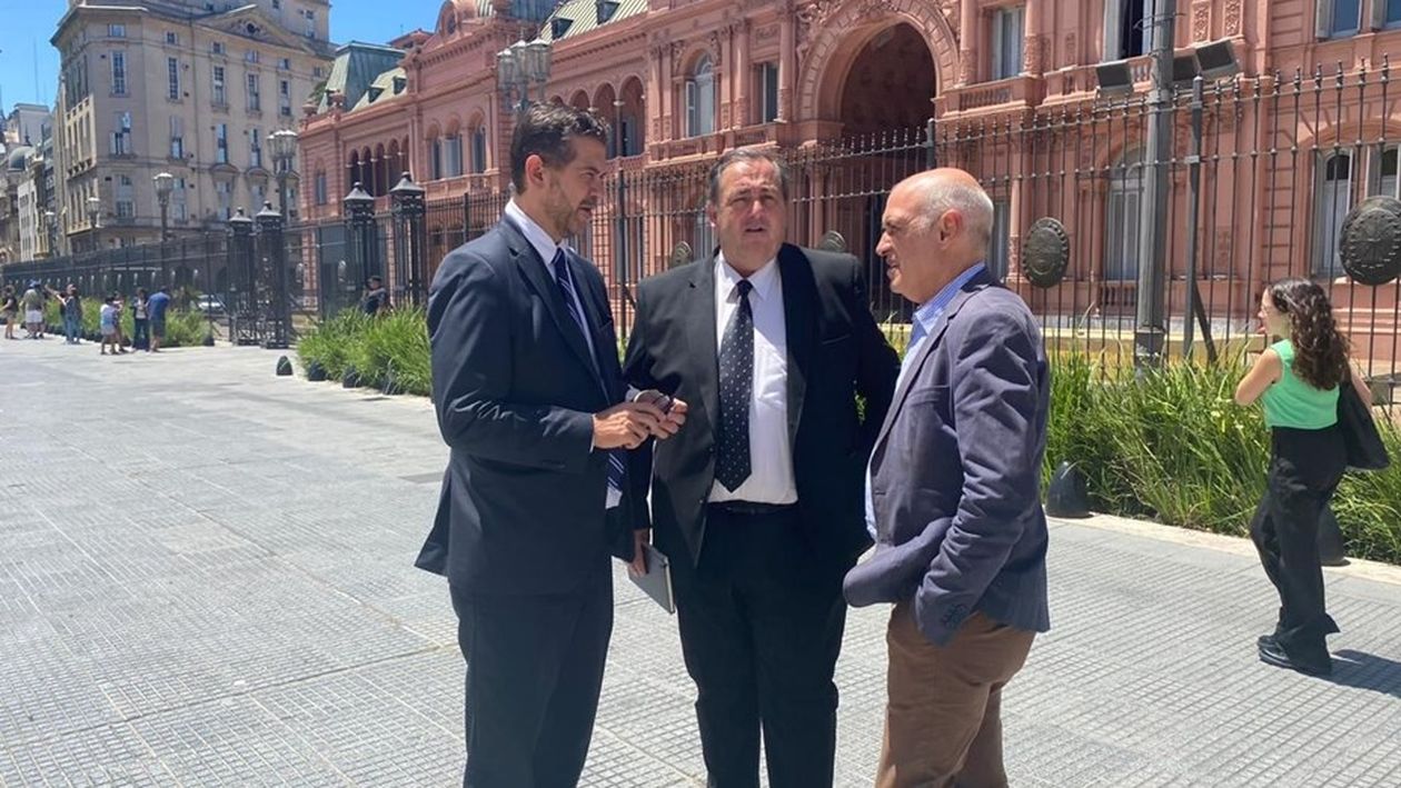 Tridente. El intendente de Santa Fe, Juan Pablo Poletti, con sus dos secretarios, Mastropaolo y Boscarol.&nbsp;