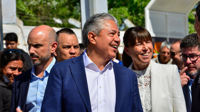 El gobernador de Neuquén, Rolando Figueroa, con los candidatos al Seanado Juan Ousset y Julieta Corroza.
