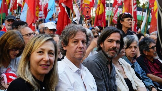 Frente de Izquierda: Myriam Bregman y Del Caño cerraron su campaña frente a la Embajada de Estados Unidos.