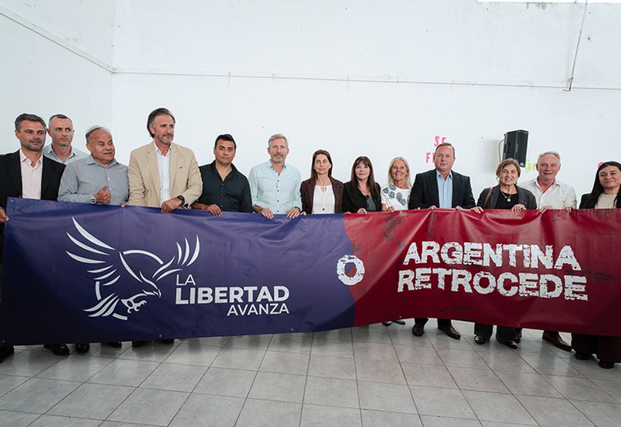 El gobernador Rogelio Frigerio junto a los candidatos y las candidatas de Alianza La Libertad Avanza.