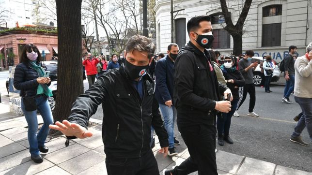 kicillof & tolosa paz: chicana, black outfit, familia y cordon de vereda